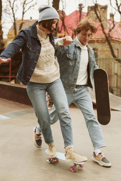 旅游男人和女人一起在户外玩滑板旅行目的地青年