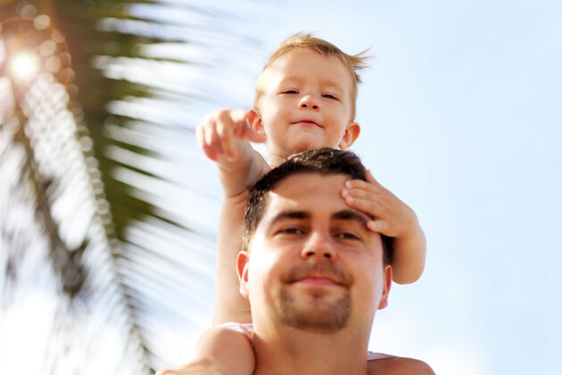 水爸爸和他的小儿子在沙滩上玩得很开心自然儿子健康