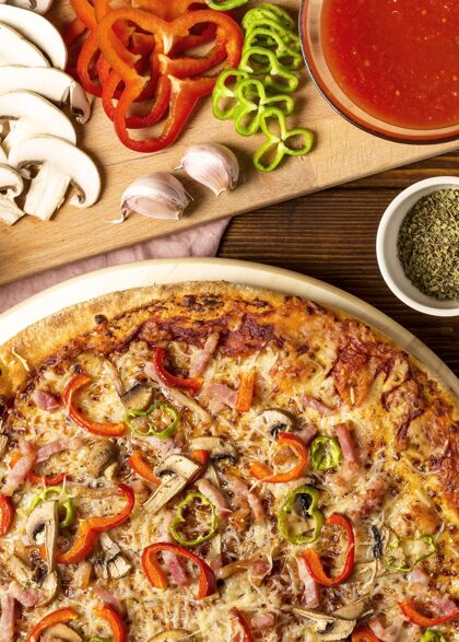 食品顶景披萨配红辣椒和番茄酱马苏里拉吃比萨