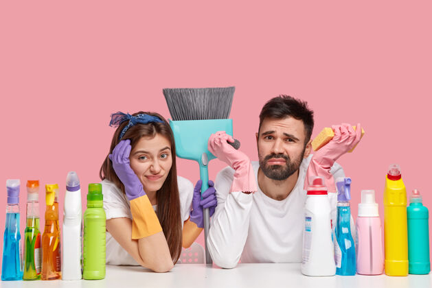 卫生不开心的夫妻一起在家做清洁 有疲劳的表情 使用清洁用品和用品洗涤剂家庭洗
