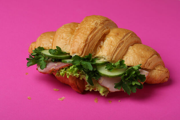 烘焙美味的粉红羊角面包三明治 特写夏天面包面包皮