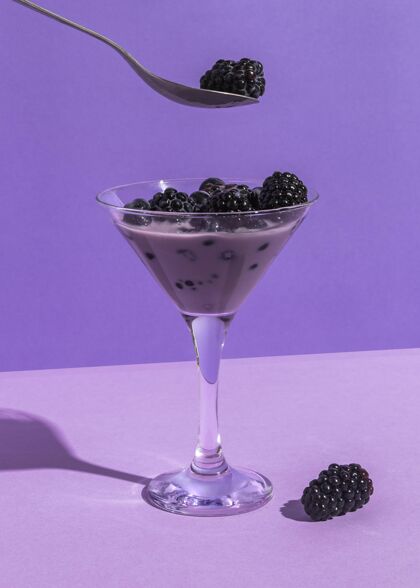 空间美味蓝莓和黑莓的正面图健康食品食品