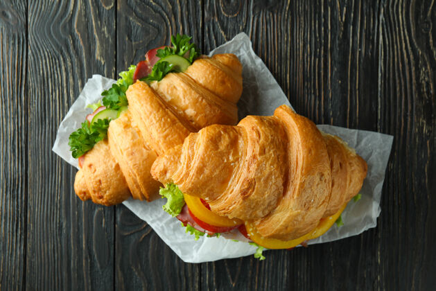 馒头美味的木制羊角面包三明治 俯瞰图自制快餐顶