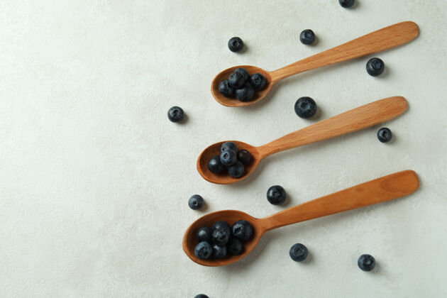 野生新鲜的浆果概念和蓝莓放在白色的桌子上新鲜堆浆果