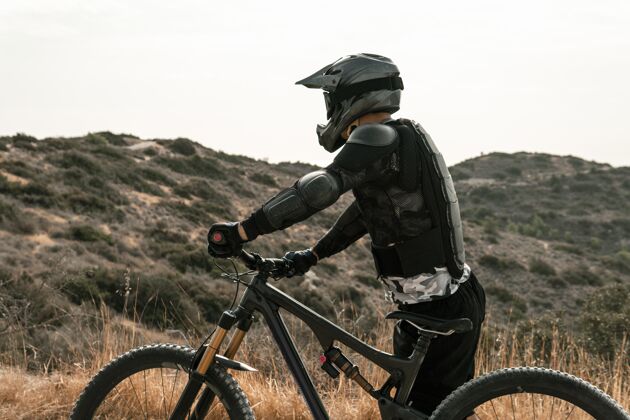 骑自行车侧视图在山地自行车设备的人运动自行车活跃