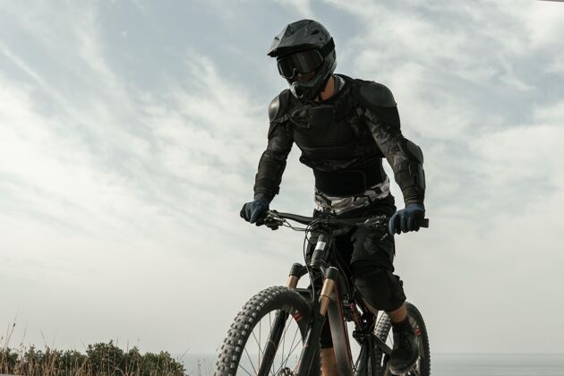 爱好低角度男子山地自行车设备运动骑骑自行车